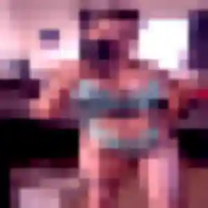 Nour, 27 ans, connectée à Cauterets pour une rencontre coquine