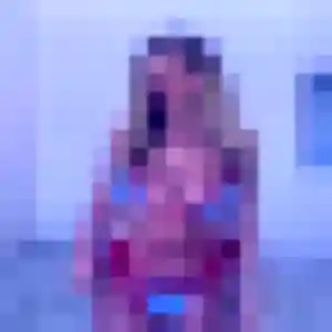 Violette, 22 ans, connectée à La Grande-Paroisse pour une rencontre coquine