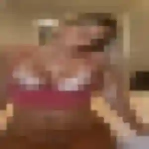 Ninon, 27 ans, connectée à Lavau-sur-Loire pour un plan cul