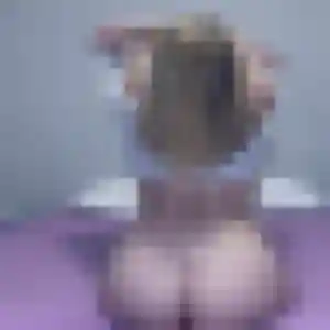 Naila, 23 ans, connectée à Merfy pour une rencontre coquine