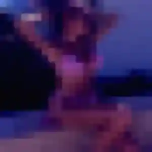 Romy, 19 ans, connectée à Saint-Christophe-sur-Dolaison pour une rencontre coquine