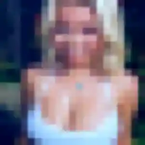 Inaya, 24 ans, connectée à Saint-Suliac pour un plan cul