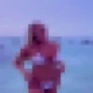 Julie, 19 ans, en ligne à Sales pour une rencontre coquine