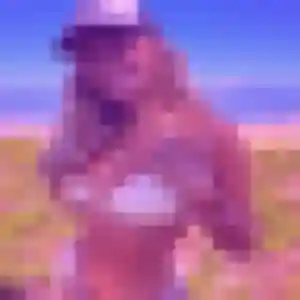 Zelie, 23 ans, connectée à Vesly pour un plan cul